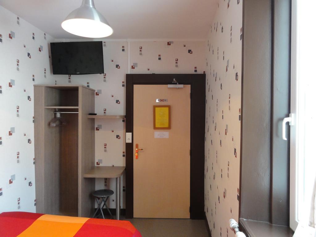 Cafe Hotel De La Gare Champagnole Exterior photo